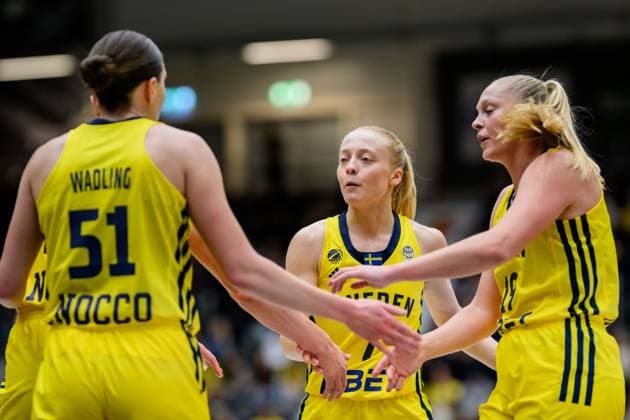 251113 Klara Holm of Sweden celebrate with team mates during the FIBA Women™s Euro Qualifier basketball game between Sweden and Lithuania on November 13, 2025 in Norrköping Photo Maxim Thore BILDBYRAN kod MT MT0893 basket basketball em kval kval fiba women™s euro qualifier sverige sweden lithuania dam bbeng jubel  Copyright: MAXIMxTHORE BB251113BB312