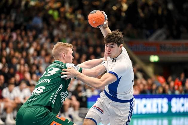 Goeppingen, Deutschland, 13.11.25: Ymir Oern Gislason (FRISCH AUF! Goeppingen) und Elias Kofler (HSV Hamburg) im Zweikampf waehrend des Daikin Handball Bundesliga Spiels zwischen FRISCH AUF! Goeppingen vs HSV Hamburg in der EWS Arena am 13. November 2025 in Goeppingen, Deutschland. (Foto von Harry Langer DeFodi Images) Goeppingen, Germany, 13.11.25: Ymir Oern Gislason (FRISCH AUF! Goeppingen) und Elias Kofler (HSV Hamburg) battle for the ball during the Daikin Handball Bundesliga match between FRISCH AUF! Goeppingen vs HSV Hamburg at EWS Arena on November 13, 2025 in Goeppingen, Germany. (Photo by Harry Langer DeFodi Images) (Photo by Harry Langer DeFodi Images) Goeppingen, Germany, 13 11 25 Ymir Oern Gislason FRISCH AUF Goeppingen and Elias Kofler HSV Hamburg in a duel during the Daikin Handball Bundesliga match between FRISCH AUF Goeppingen vs HSV Hamburg at EWS Arena on November 13, 2025 in Goeppingen, Germany Photo by Harry Langer DeFodi Images Goeppingen, Germany, 13 11 25 Ymir Oern Gislason FRISCH AUF Goeppingen and Elias Kofler HSV Hamburg battle for the ball during the Daikin Handball Bundesliga match between FRISCH AUF Goeppingen vs HSV Hamburg at EWS Arena on November 13, 2025 in Goeppingen, Germany Photo by Harry Langer DeFodi Images Photo by Harry Langer DeFodi Images