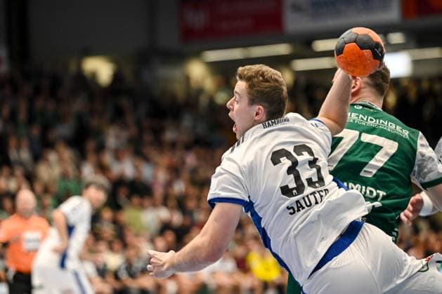 Goeppingen, Deutschland, 13.11.25: Moritz Sauter (HSV Hamburg) und David Schmidt (FRISCH AUF! Goeppingen) im Zweikampf waehrend des Daikin Handball Bundesliga Spiels zwischen FRISCH AUF! Goeppingen vs HSV Hamburg in der EWS Arena am 13. November 2025 in Goeppingen, Deutschland. (Foto von Harry Langer DeFodi Images) Goeppingen, Germany, 13.11.25: Moritz Sauter (HSV Hamburg) und David Schmidt (FRISCH AUF! Goeppingen) battle for the ball during the Daikin Handball Bundesliga match between FRISCH AUF! Goeppingen vs HSV Hamburg at EWS Arena on November 13, 2025 in Goeppingen, Germany. (Photo by Harry Langer DeFodi Images) (Photo by Harry Langer DeFodi Images) Goeppingen, Germany, 13 11 25 Moritz Sauter HSV Hamburg and David Schmidt FRISCH AUF Goeppingen battle for the ball during the Daikin Handball Bundesliga match between FRISCH AUF Goeppingen vs HSV Hamburg at EWS Arena on November 13, 2025 in Goeppingen, Germany Photo by Harry Langer DeFodi Images Goeppingen, Germany, 13 11 25 Moritz Sauter HSV Hamburg and David Schmidt FRISCH AUF Goeppingen battle for the ball during the Daikin Handball Bundesliga match between FRISCH AUF Goeppingen vs HSV Hamburg at EWS Arena on November 13, 2025 in Goeppingen, Germany Photo by Harry Langer DeFodi Images Photo by Harry Langer DeFodi Images