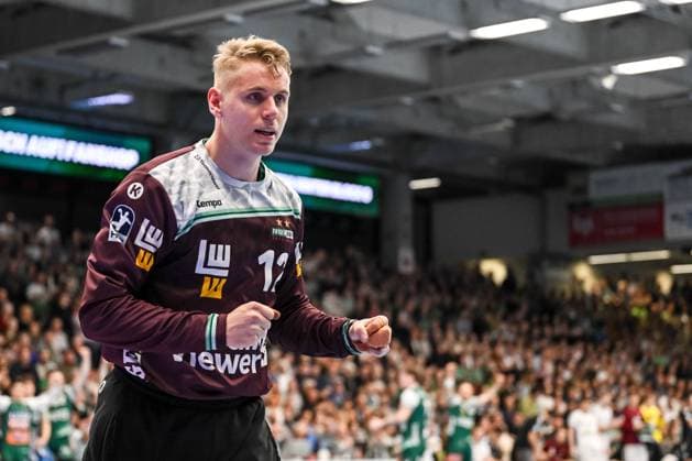 Goeppingen, Deutschland, 13.11.25: Torwart Kristian Saveras (FRISCH AUF! Goeppingen) gestikuliert, gestik waehrend des Daikin Handball Bundesliga Spiels zwischen FRISCH AUF! Goeppingen vs HSV Hamburg in der EWS Arena am 13. November 2025 in Goeppingen, Deutschland. (Foto von Harry Langer DeFodi Images) Goeppingen, Germany, 13.11.25: Torwart Kristian Saveras (FRISCH AUF! Goeppingen) gestures during the Daikin Handball Bundesliga match between FRISCH AUF! Goeppingen vs HSV Hamburg at EWS Arena on November 13, 2025 in Goeppingen, Germany. (Photo by Harry Langer DeFodi Images) (Photo by Harry Langer DeFodi Images) Goeppingen, Germany, 13 11 25 Goalkeeper Kristian Saveras FRISCH AUF Goeppingen gestures, gestures during the Daikin Handball Bundesliga match between FRISCH AUF Goeppingen vs HSV Hamburg at EWS Arena on November 13, 2025 in Goeppingen, Germany Photo by Harry Langer DeFodi Images Goeppingen, Germany, 13 11 25 Goalkeeper Kristian Saveras FRISCH AUF Goeppingen gestures during the Daikin Handball Bundesliga match between FRISCH AUF Goeppingen vs HSV Hamburg at EWS Arena on November 13, 2025 in Goeppingen, Germany Photo by Harry Langer DeFodi Images Photo by Harry Langer DeFodi Images
