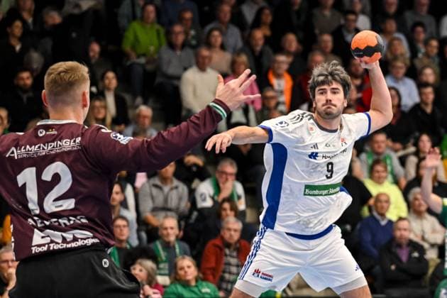 Goeppingen, Deutschland, 13.11.25: Torwart Kristian Saveras (FRISCH AUF! Goeppingen) und Jacob Lassen (HSV Hamburg) im Zweikampf waehrend des Daikin Handball Bundesliga Spiels zwischen FRISCH AUF! Goeppingen vs HSV Hamburg in der EWS Arena am 13. November 2025 in Goeppingen, Deutschland. (Foto von Harry Langer DeFodi Images) Goeppingen, Germany, 13.11.25: Torwart Kristian Saveras (FRISCH AUF! Goeppingen) und Jacob Lassen (HSV Hamburg) battle for the ball during the Daikin Handball Bundesliga match between FRISCH AUF! Goeppingen vs HSV Hamburg at EWS Arena on November 13, 2025 in Goeppingen, Germany. (Photo by Harry Langer DeFodi Images) (Photo by Harry Langer DeFodi Images) Goeppingen, Germany, 13 11 25 Goalkeeper Kristian Saveras FRISCH AUF Goeppingen and Jacob Lassen HSV Hamburg in a duel during the Daikin Handball Bundesliga match between FRISCH AUF Goeppingen vs HSV Hamburg at EWS Arena on November 13, 2025 in Goeppingen, Germany Photo by Harry Langer DeFodi Images Goeppingen, Germany, 13 11 25 Goalkeeper Kristian Saveras FRISCH AUF Goeppingen and Jacob Lassen HSV Hamburg battle for the ball during the Daikin Handball Bundesliga match between FRISCH AUF Goeppingen vs HSV Hamburg at EWS Arena on November 13, 2025 in Goeppingen, Germany Photo by Harry Langer DeFodi Images Photo by Harry Langer DeFodi Images