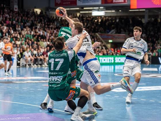 Moritz Sauter Handball Sport Verein Hamburg, 33 in duel with Tim Gossner Frisch Auf Goeppingen, 17 and David Schmidt Frisch Auf Goeppingen, 77 , Frisch Auf Goeppingen vs Handball Sport Verein Hamburg, Handball, 1 Bundesliga, Men, Season 2025 2026, 13 11 2025, Frisch Auf Goeppingen vs Handball Sport Verein Hamburg, Handball, 1 Bundesliga, Men, Season 2025 2026, 13 11 2025 Goeppingen Copyright: xEibner-Pressefoto MichaelxSchmidx EP_MST