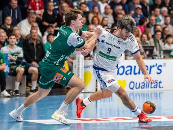 Jacob Lassen Handball Sport Verein Hamburg, 09 in duel with Victor Kloeve Frisch Auf Goeppingen, 07 , Frisch Auf Goeppingen vs Handball Sport Verein Hamburg, Handball, 1 Bundesliga, Men, Season 2025 2026, 13 11 2025, Frisch Auf Goeppingen vs Handball Sport Verein Hamburg, Handball, 1 Bundesliga, Men, Season 2025 2026, 13 11 2025 Goeppingen Copyright: xEibner-Pressefoto MichaelxSchmidx EP_MST