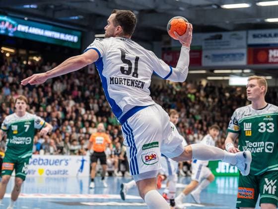 Casper U Mortensen Handball Sport Verein Hamburg, 51 from outside, Frisch Auf Goeppingen vs Handball Sport Verein Hamburg, Handball, 1 Bundesliga, Men, Season 2025 2026, 13 11 2025, Frisch Auf Goeppingen vs Handball Sport Verein Hamburg, Handball, 1 Bundesliga, Men, Season 2025 2026, 13 11 2025 Goeppingen Copyright: xEibner-Pressefoto MichaelxSchmidx EP_MST
