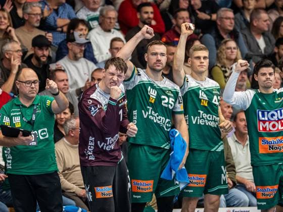 Julian Buchele Frisch Auf Goeppingen, 01 and the bench cheer after a save, Frisch Auf Goeppingen vs Handball Sport Verein Hamburg, Handball, 1 Bundesliga, Men, 2025 2026 season, 13 11 2025, Frisch Auf Goeppingen vs Handball Sport Verein Hamburg, Handball, 1 Bundesliga, Men, 2025 2026 season, 13 11 2025 Goeppingen Copyright: xEibner-Pressefoto MichaelxSchmidx EP_MST