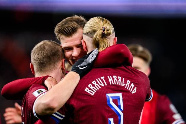 251113 Alexander Sorloth and Erling Braut Haaland of Norway celebrate after the 4 0 goal during the FIFA World Cup Qualifier football match between Norway and Estonia on November 13, 2025 in Oslo Photo Marius Simensen BILDBYRAN COP 238 VG0831 bbeng fotball football soccer fotboll fifa world cup qualifiers european qualifiers 2026 uefa world cup qualifiers vm kvalifisering vm kvalik vm kval norge norway estland estonia jubel  Copyright: MARIUSxSIMENSEN BB251113BB347