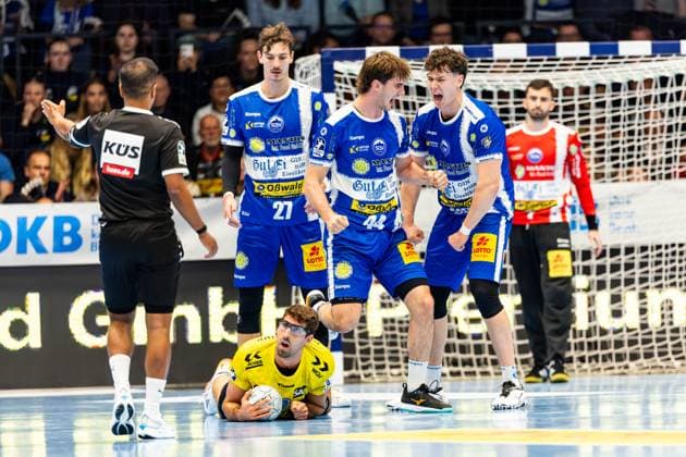 13 11 2025, GER, Handball, Men, Season 25 26, Daikin 1 Bl, 12 Matchday ThSV Eisenach TVB Stuttgart Antonio Serradilla TVB Stuttgart , Stephan Seitz ThSV Eisenach,44 , Tillman Leu ThSV Eisenach,99 99817 Eisenach Werner Assmann Halle Am Sportp Thueringen Germany