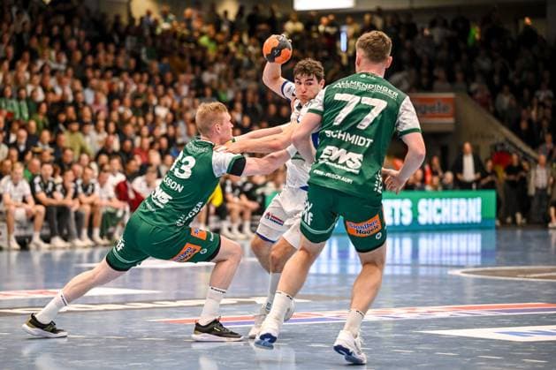 Goeppingen, Deutschland, 13.11.25: Ymir Oern Gislason (FRISCH AUF! Goeppingen), Elias Kofler (HSV Hamburg) und David Schmidt (FRISCH AUF! Goeppingen) im Zweikampf waehrend des Daikin Handball Bundesliga Spiels zwischen FRISCH AUF! Goeppingen vs HSV Hamburg in der EWS Arena am 13. November 2025 in Goeppingen, Deutschland. (Foto von Harry Langer DeFodi Images) Goeppingen, Germany, 13.11.25: Ymir Oern Gislason (FRISCH AUF! Goeppingen), Elias Kofler (HSV Hamburg) und David Schmidt (FRISCH AUF! Goeppingen) battle for the ball during the Daikin Handball Bundesliga match between FRISCH AUF! Goeppingen vs HSV Hamburg at EWS Arena on November 13, 2025 in Goeppingen, Germany. (Photo by Harry Langer DeFodi Images) (Photo by Harry Langer DeFodi Images) Goeppingen, Germany, 13 11 25 Ymir Oern Gislason FRISCH AUF Goeppingen , Elias Kofler HSV Hamburg and David Schmidt FRISCH AUF Goeppingen in a duel during the Daikin Handball Bundesliga match between FRISCH AUF Goeppingen vs HSV Hamburg at EWS Arena on November 13, 2025 in Goeppingen, Germany Photo by Harry Langer DeFodi Images Goeppingen, Germany, 13 11 25 Ymir Oern Gislason FRISCH AUF Goeppingen , Elias Kofler HSV Hamburg and David Schmidt FRISCH AUF Goeppingen battle for the ball during the Daikin Handball Bundesliga match between FRISCH AUF Goeppingen vs HSV Hamburg at EWS Arena on November 13, 2025 in Goeppingen, Germany Photo by Harry Langer DeFodi Images Photo by Harry Langer DeFodi Images