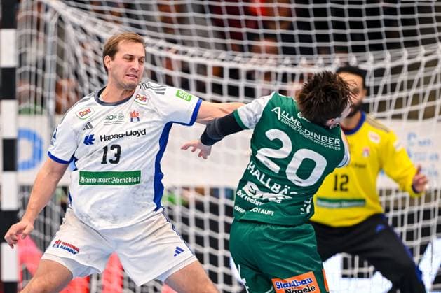 Goeppingen, Deutschland, 13.11.25: Niklas Weller (HSV Hamburg) und Ludvig Hallbaeck (FRISCH AUF! Goeppingen) im Zweikampf waehrend des Daikin Handball Bundesliga Spiels zwischen FRISCH AUF! Goeppingen vs HSV Hamburg in der EWS Arena am 13. November 2025 in Goeppingen, Deutschland. (Foto von Harry Langer DeFodi Images) Goeppingen, Germany, 13.11.25: Niklas Weller (HSV Hamburg) und Ludvig Hallbaeck (FRISCH AUF! Goeppingen) battle for the ball during the Daikin Handball Bundesliga match between FRISCH AUF! Goeppingen vs HSV Hamburg at EWS Arena on November 13, 2025 in Goeppingen, Germany. (Photo by Harry Langer DeFodi Images) (Photo by Harry Langer DeFodi Images) Goeppingen, Germany, 13 11 25 Niklas Weller HSV Hamburg and Ludvig Hallbaeck FRISCH AUF Goeppingen in a duel during the Daikin Handball Bundesliga match between FRISCH AUF Goeppingen vs HSV Hamburg at EWS Arena on November 13, 2025 in Goeppingen, Germany Photo by Harry Langer DeFodi Images Goeppingen, Germany, 13 11 25 Niklas Weller HSV Hamburg and Ludvig Hallbaeck FRISCH AUF Goeppingen battle for the ball during the Daikin Handball Bundesliga match between FRISCH AUF Goeppingen vs HSV Hamburg at EWS Arena on November 13, 2025 in Goeppingen, Germany Photo by Harry Langer DeFodi Images Photo by Harry Langer DeFodi Images