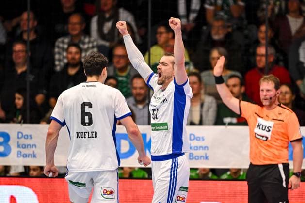Goeppingen, Deutschland, 13.11.25: Casper U. Mortensen (HSV Hamburg) gestikuliert, gestik, jubelt waehrend des Daikin Handball Bundesliga Spiels zwischen FRISCH AUF! Goeppingen vs HSV Hamburg in der EWS Arena am 13. November 2025 in Goeppingen, Deutschland. (Foto von Harry Langer DeFodi Images) Goeppingen, Germany, 13.11.25: Casper U. Mortensen (HSV Hamburg) gestures during the Daikin Handball Bundesliga match between FRISCH AUF! Goeppingen vs HSV Hamburg at EWS Arena on November 13, 2025 in Goeppingen, Germany. (Photo by Harry Langer DeFodi Images) (Photo by Harry Langer DeFodi Images) Goeppingen, Germany, 13 11 25 Casper U Mortensen HSV Hamburg gestures, gestures, cheers during the Daikin Handball Bundesliga match between FRISCH AUF Goeppingen vs HSV Hamburg at EWS Arena on November 13, 2025 in Goeppingen, Germany Photo by Harry Langer DeFodi Images Goeppingen, Germany, 13 11 25 Casper U Mortensen HSV Hamburg gestures during the Daikin Handball Bundesliga match between FRISCH AUF Goeppingen vs HSV Hamburg at EWS Arena on November 13, 2025 in Goeppingen, Germany Photo by Harry Langer DeFodi Images Photo by Harry Langer DeFodi Images