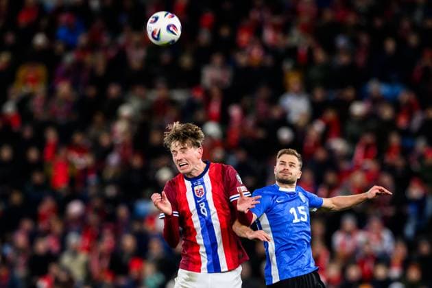 251113 Sander Berge of Norway and Rauno Sappinen of Estonia during the FIFA World Cup Qualifier football match between Norway and Estonia on November 13, 2025 in Oslo Photo Vegard Grott BILDBYRAN kod VG VG0831 bbeng fotball football soccer fotboll fifa world cup qualifiers european qualifiers 2026 uefa world cup qualifiers vm kvalifisering vm kvalik vm kval norge norway estland estonia  Copyright: VEGARDxGRoTT BB251113VG066