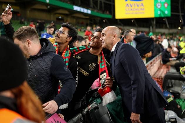 2026 FIFA World Cup, WM, Weltmeisterschaft, Fussball Qualifier Group F, Aviva Stadium, Dublin 13 11 2025 Republic of Ireland vs Portugal Portugal s Manager Roberto Martinez with fans ahead of the match Roberto Martinez with fans ahead of the match 13 11 2025  Copyright: x INPHO MorganxTreacyx MT2_8684