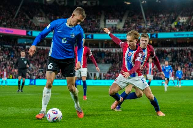 Football, World Cup qualification Norway Estonia Oslo 20251113 Estonia s Rasmus Peetson with the ball and Norway s Andreas Schjelderup during the World Cup qualifying match in football between Norway and Estonia at Ullevaal Stadium Photo Fredrik Varfjell NTB Oslo Norway EDITORIAL USE ONLY RESTRICTED USE FOR BETTING COMPANIES  Copyright: xFredrikxVarfjellx xNTBx