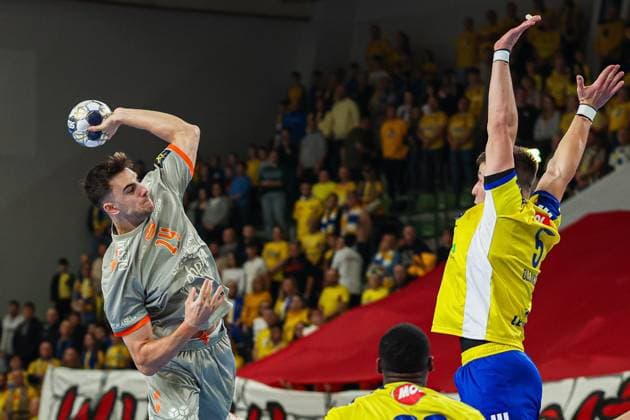 Kielce 13.11.2025. Pilka reczna EHF Liga Mistrzow sezon 2025 2026 kolejka 7 mecz: Industria Kielce - Aalborg Handbold --- Handball EHF Champions League season 2025 2026 round 7 match: Industria Kielce - Aalborg Handbold nz mads hoxer hangaard Fot. Igor Jakubowski Arena Akcji NEWSPIX.PL --- newspix.pl 