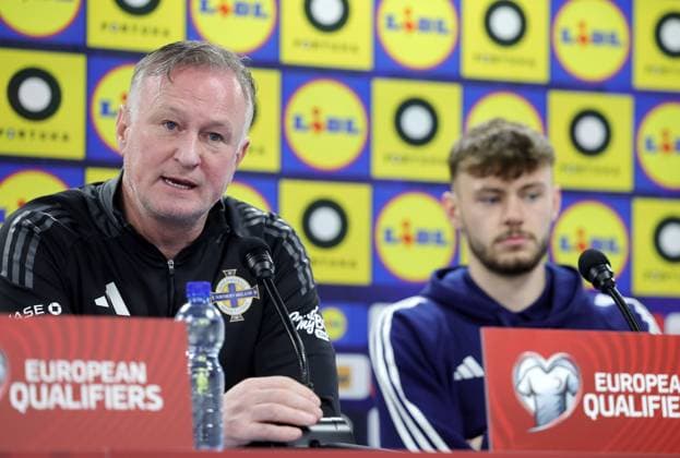 Northern Ireland Training Thursday, Kosicka Futbalova Arena, Kosice, Slovakia 13 11 2025 Manager Michael O™Neill and Conor Bradley Michael O™Neill and Conor Bradley 7 11 2025  Copyright: x INPHO JonathanxPorterx 131125JP1NorthernIreland063