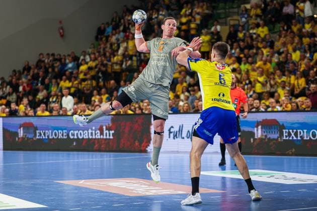 Kielce 13.11.2025. Pilka reczna EHF Liga Mistrzow sezon 2025 2026 kolejka 7 mecz: Industria Kielce - Aalborg Handbold --- Handball EHF Champions League season 2025 2026 round 7 match: Industria Kielce - Aalborg Handbold nz sander sagosen michal olejniczak Fot. Igor Jakubowski Arena Akcji NEWSPIX.PL --- newspix.pl 