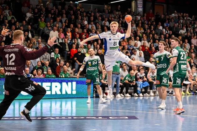 Goeppingen, Deutschland, 13.11.25: Torwart Kristian Saveras (FRISCH AUF! Goeppingen) und Frederiko Bo Andersen (HSV Hamburg) im Zweikampf waehrend des Daikin Handball Bundesliga Spiels zwischen FRISCH AUF! Goeppingen vs HSV Hamburg in der EWS Arena am 13. November 2025 in Goeppingen, Deutschland. (Foto von Harry Langer DeFodi Images) Goeppingen, Germany, 13.11.25: Torwart Kristian Saveras (FRISCH AUF! Goeppingen) und Frederiko Bo Andersen (HSV Hamburg) battle for the ball during the Daikin Handball Bundesliga match between FRISCH AUF! Goeppingen vs HSV Hamburg at EWS Arena on November 13, 2025 in Goeppingen, Germany. (Photo by Harry Langer DeFodi Images) (Photo by Harry Langer DeFodi Images) Goeppingen, Germany, 13 11 25 Goalkeeper Kristian Saveras FRISCH AUF Goeppingen and Frederiko Bo Andersen HSV Hamburg in a duel during the Daikin Handball Bundesliga match between FRISCH AUF Goeppingen vs HSV Hamburg at EWS Arena on November 13, 2025 in Goeppingen, Germany Photo by Harry Langer DeFodi Images Goeppingen, Germany, 13 11 25 Goalkeeper Kristian Saveras FRISCH AUF Goeppingen and Frederiko Bo Andersen HSV Hamburg battle for the ball during the Daikin Handball Bundesliga match between FRISCH AUF Goeppingen vs HSV Hamburg at EWS Arena on November 13, 2025 in Goeppingen, Germany Photo by Harry Langer DeFodi Images Photo by Harry Langer DeFodi Images