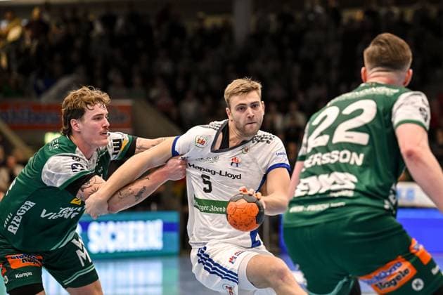 Goeppingen, Deutschland, 13.11.25: Victor Kloeve (FRISCH AUF! Goeppingen), Oliver Norlyk (HSV Hamburg) und Erik Persson (FRISCH AUF! Goeppingen) im Zweikampf waehrend des Daikin Handball Bundesliga Spiels zwischen FRISCH AUF! Goeppingen vs HSV Hamburg in der EWS Arena am 13. November 2025 in Goeppingen, Deutschland. (Foto von Harry Langer DeFodi Images) Goeppingen, Germany, 13.11.25: Victor Kloeve (FRISCH AUF! Goeppingen), Oliver Norlyk (HSV Hamburg) und Erik Persson (FRISCH AUF! Goeppingen) battle for the ball during the Daikin Handball Bundesliga match between FRISCH AUF! Goeppingen vs HSV Hamburg at EWS Arena on November 13, 2025 in Goeppingen, Germany. (Photo by Harry Langer DeFodi Images) (Photo by Harry Langer DeFodi Images) Goeppingen, Germany, 13 11 25 Victor Kloeve FRISCH AUF Goeppingen , Oliver Norlyk HSV Hamburg and Erik Persson FRISCH AUF Goeppingen in a duel during the Daikin Handball Bundesliga match between FRISCH AUF Goeppingen vs HSV Hamburg at EWS Arena on November 13, 2025 in Goeppingen, Germany Photo by Harry Langer DeFodi Images Goeppingen, Germany, 13 11 25 Victor Kloeve FRISCH AUF Goeppingen , Oliver Norlyk HSV Hamburg and Erik Persson FRISCH AUF Goeppingen battle for the ball during the Daikin Handball Bundesliga match between FRISCH AUF Goeppingen vs HSV Hamburg at EWS Arena on November 13, 2025 in Goeppingen, Germany Photo by Harry Langer DeFodi Images Photo by Harry Langer DeFodi Images