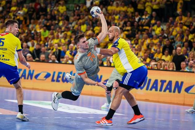 Kielce 13.11.2025. Pilka reczna EHF Liga Mistrzow sezon 2025 2026 kolejka 7 mecz: Industria Kielce - Aalborg Handbold --- Handball EHF Champions League season 2025 2026 round 7 match: Industria Kielce - Aalborg Handbold nz mads hoxer hangaard Fot. Igor Jakubowski Arena Akcji NEWSPIX.PL --- newspix.pl 