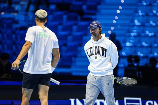 Nitto ATP, Tennis Herren Finals 2025 - Day 4 - Carlos Alcaraz Training Carlos Alcaraz of Spain trains with his coach Juan Carlos Ferrero in focus ahead of his match against Lorenzo Musetti of Italy during day five of the Nitto ATP Finals 2025 at Inalpi Arena in Turin, Italy, on November 13, 2025. Turin Portugal  Copyright: xMiguelxReisx originalFilename:reis-notitle251113_nptR4.jpg