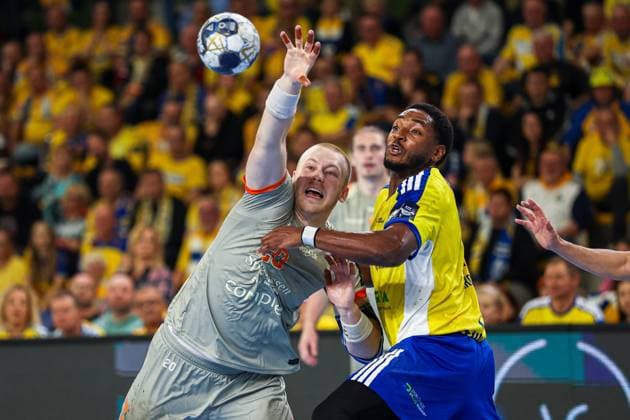 Kielce 13.11.2025. Pilka reczna EHF Liga Mistrzow sezon 2025 2026 kolejka 7 mecz: Industria Kielce - Aalborg Handbold --- Handball EHF Champions League season 2025 2026 round 7 match: Industria Kielce - Aalborg Handbold nz felix peter moller benoit kounkoud Fot. Igor Jakubowski Arena Akcji NEWSPIX.PL --- newspix.pl 
