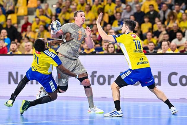 13.11.2025 KIELCE UL. BOCZNA ( POLAND ) PILKA RECZNA MEZCZYZN ( HANDBALL MEN S ) LIGA MISTRZOW - FAZA GRUPOWA ( MEN S EHF CHAMPIONS LEAGUE - GROUP PHASE ) MECZ INDUSTRIA KIELCE - AALBORG HANDBOLD ( GAME ) NZ BENOIT KOUNKOUD SANDER SAGOSEN ALEX DOVICHEBAEVA DUJSHEBAEV ( DUJSZEBAJEW ) FOTO MICHAL STANCZYK CYFRASPORT NEWSPIX.PL --- Newspix.pl  20251113CSMS0020
