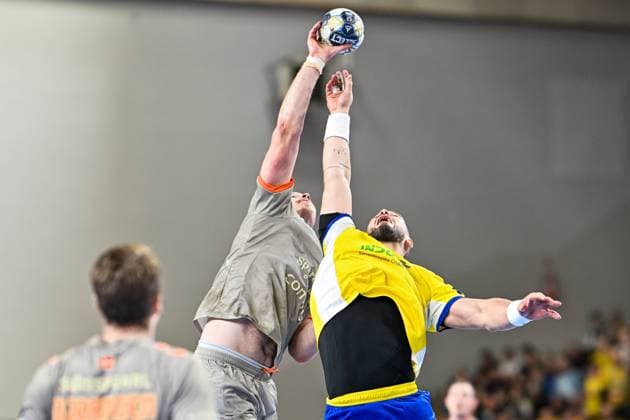 13.11.2025 KIELCE UL. BOCZNA ( POLAND ) PILKA RECZNA MEZCZYZN ( HANDBALL MEN S ) LIGA MISTRZOW - FAZA GRUPOWA ( MEN S EHF CHAMPIONS LEAGUE - GROUP PHASE ) MECZ INDUSTRIA KIELCE - AALBORG HANDBOLD ( GAME ) NZ SIMON HALD JENSEN ARCIOM KARALOK ( ARTSEM KARALEK ) FOTO MICHAL STANCZYK CYFRASPORT NEWSPIX.PL --- Newspix.pl  20251113CSMS0023