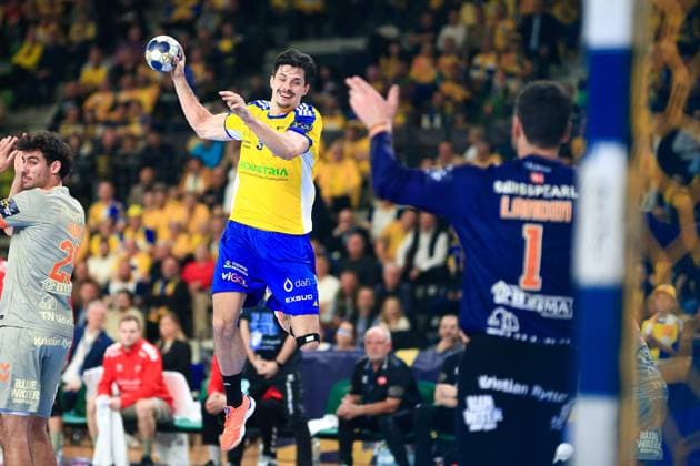 2025.11.13 Kielce Pilka reczna , Liga Mistrzow EHF , sezon 2025 26 Industria Kielce - Aalborg Handbold N z Szymon Sicko, Niklas Landin Jacobsen Foto Tomasz Fafara PressFocus 2025.11.13 Kielce Handball , EHF Champions League , 2025 2026 season Industria Kielce - Aalborg Handbold Szymon Sicko, Niklas Landin Jacobsen Credit: Tomasz Fafara PressFocus NEWSPIX.PL --- newspix.pl 