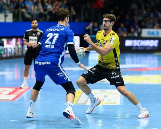 Philipp, Meyer Kreislaeufer, ThSV Eisenach, 27 , Antonio, Serradilla Rueckraum Links, TVB Stuttgart, 5 GER, Thuringia, ThSV Eisenach vs TVB Stuttgart, 1 Daikin Handballbundesliga, Handball, Matchday 12, Season 2025 2026, 13 11 2025 GER, Thuringia, ThSV Eisenach vs TVB Stuttgart, 1 Daikin Handballbundesliga, Handball, Matchday 12, Season 2025 2026, 13 11 2025 Eisenach Copyright: xEibner-Pressefoto MartinxHerbstx EP_MHT