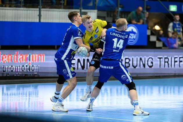 Torben, Matzken Rueckraum Mitte, TVB Stuttgart, 22 , Peter, Walz Kreislaeufer, ThSV Eisenach, 14 , Oskar Joelsson ThSV Eisenach, 3 GER, Thuringia, ThSV Eisenach vs TVB Stuttgart, 1 Daikin Handballbundesliga, Handball, Matchday 12, Season 2025 2026, 13 11 2025 GER, Thuringia, ThSV Eisenach v TVB Stuttgart, 1 Daikin Handball Bundesliga, Handball, Matchday 12, Season 2025 2026, 13 11 2025 Eisenach Copyright: xEibner-Pressefoto MartinxHerbstx EP_MHT