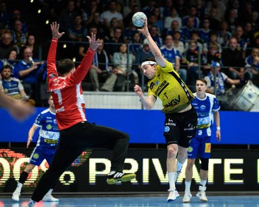 Matija, Spikic TW, ThSV Eisenach, 1 , Kasper Thorsen, Lien right wing, TVB Stuttgart, 7 GER, Thuringia, ThSV Eisenach v TVB Stuttgart, 1 Daikin Handballbundesliga, Handball, Matchday 12, Season 2025 2026, 13 11 2025 GER, Thuringia, ThSV Eisenach v TVB Stuttgart, 1 Daikin Handballbundesliga, Handball, Matchday 12, Season 2025 2026, 13 11 2025 Eisenach Copyright: xEibner-Pressefoto MartinxHerbstx EP_MHT