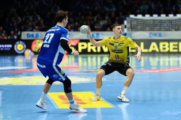 Philipp, Meyer Kreislaeufer, ThSV Eisenach, 27 , Simone, Mengon Rueckraum Links, TVB Stuttgart, 15 GER, Thuringia, ThSV Eisenach vs TVB Stuttgart, 1 Daikin Handballbundesliga, Handball, Matchday 12, Season 2025 2026, 13 11 2025 GER, Thuringia, ThSV Eisenach vs TVB Stuttgart, 1 Daikin Handballbundesliga, Handball, Matchday 12, Season 2025 2026, 13 11 2025 Eisenach Copyright: xEibner-Pressefoto MartinxHerbstx EP_MHT