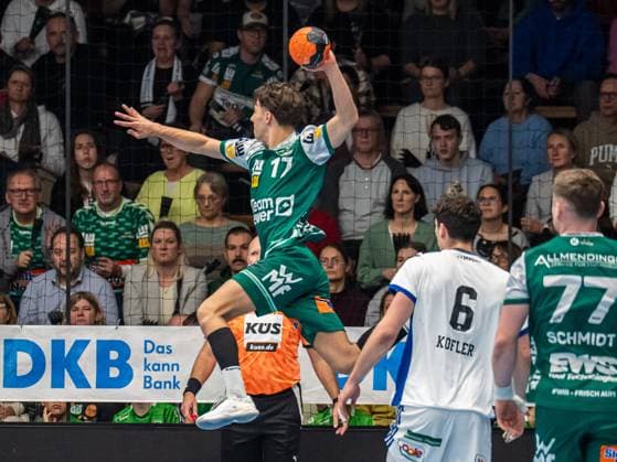 Tim Gossner Frisch Auf Goeppingen, 17 from outside, Frisch Auf Goeppingen vs Handball Sport Verein Hamburg, Handball, 1 Bundesliga, Men, Season 2025 2026, 13 11 2025, Frisch Auf Goeppingen vs Handball Sport Verein Hamburg, Handball, 1 Bundesliga, Men, Season 2025 2026, 13 11 2025 Goeppingen Copyright: xEibner-Pressefoto MichaelxSchmidx EP_MST
