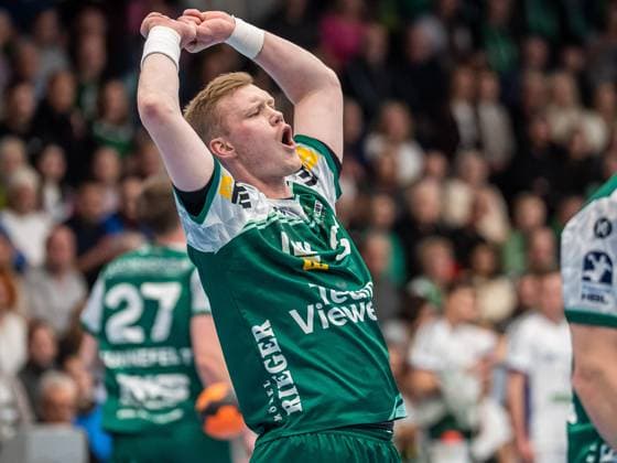 Ymir Oern Gislason Frisch Auf Goeppingen, 33 wunder sich über eine Entscheidung, Frisch Auf Goeppingen vs Handball Sport Verein Hamburg, Handball, 1 Bundesliga, Herren, Spielzeit 2025 2026, 13 11 2025, Frisch Auf Goeppingen vs Handball Sport Verein Hamburg, Handball, 1 Bundesliga, Herren, Spielzeit 2025 2026, 13 11 2025 Goeppingen Copyright: xEibner-Pressefoto MichaelxSchmidx EP_MST