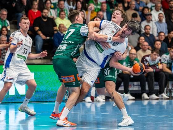 Jacob Lassen Handball Sport Verein Hamburg, 09 in duel with Oskar Sunnefeldt Frisch Auf Goeppingen, 27 and Victor Kloeve Frisch Auf Goeppingen, 07 , Frisch Auf Goeppingen vs Handball Sport Verein Hamburg, Handball, 1 Bundesliga, Men, Season 2025 2026, 13 11 2025, Frisch Auf Goeppingen vs Handball Sport Verein Hamburg, Handball, 1 Bundesliga, Men, Season 2025 2026, 13 11 2025 Goeppingen Copyright: xEibner-Pressefoto MichaelxSchmidx EP_MST