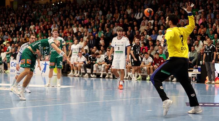 BAU 13 11 2025 Göppingen Handball Frisch Auf Göppingen vs HSV Hamburg, f l Seven-meter penalty by Marcel Schiller Gölppingen against Mohamed Essam Moustafa El Tayar Hamburg