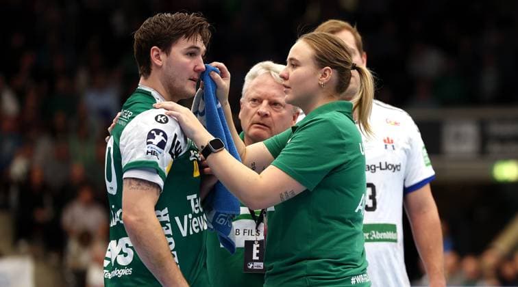 BAU 13 11 2025 Göppingen Handball Frisch Auf Göppingen vs HSV Hamburg, Ludvig Hallbäck Göppingen is treated on the nose