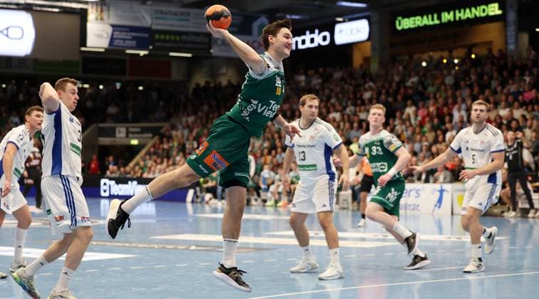 BAU 13 11 2025 Göppingen Handball Frisch Auf Göppingen vs HSV Hamburg, Ludvig Hallbäck Göppingen on the ball