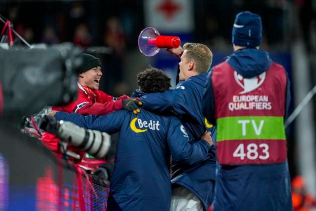 Football, World Cup qualification Norway Estonia Oslo 20251113 Alexander Sorloth celebrates the 4 1 victory with the supporters after the World Cup qualifying match in football between Norway and Estonia at Ullevaal Stadion Photo Fredrik Varfjell NTB Oslo Norway EDITORIAL USE ONLY RESTRICTED USE FOR BETTING COMPANIES  Copyright: xFredrikxVarfjellx xNTBx