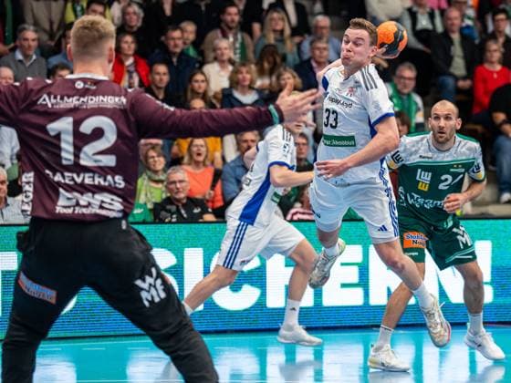 Moritz Sauter Handball Sport Verein Hamburg, 33 comes free to throw, Frisch Auf Goeppingen vs Handball Sport Verein Hamburg, Handball, 1 Bundesliga, Men, 2025 2026 season, 13 11 2025, Frisch Auf Goeppingen vs Handball Sport Verein Hamburg, Handball, 1 Bundesliga, Men, 2025 2026 season, 13 11 2025 Goeppingen Copyright: xEibner-Pressefoto MichaelxSchmidx EP_MST
