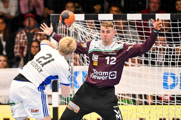 Goeppingen, Deutschland, 13.11.25: Frederiko Bo Andersen (HSV Hamburg) und Torwart Kristian Saveras (FRISCH AUF! Goeppingen) im Zweikampf waehrend des Daikin Handball Bundesliga Spiels zwischen FRISCH AUF! Goeppingen vs HSV Hamburg in der EWS Arena am 13. November 2025 in Goeppingen, Deutschland. (Foto von Harry Langer DeFodi Images) Goeppingen, Germany, 13.11.25: Frederiko Bo Andersen (HSV Hamburg) und Torwart Kristian Saveras (FRISCH AUF! Goeppingen) battle for the ball during the Daikin Handball Bundesliga match between FRISCH AUF! Goeppingen vs HSV Hamburg at EWS Arena on November 13, 2025 in Goeppingen, Germany. (Photo by Harry Langer DeFodi Images) (Photo by Harry Langer DeFodi Images) Goeppingen, Germany, 13 11 25 Frederiko Bo Andersen HSV Hamburg and goalkeeper Kristian Saveras FRISCH AUF Goeppingen in a duel during the Daikin Handball Bundesliga match between FRISCH AUF Goeppingen vs HSV Hamburg at EWS Arena on November 13, 2025 in Goeppingen, Germany Photo by Harry Langer DeFodi Images Goeppingen, Germany, 13 11 25 Frederiko Bo Andersen HSV Hamburg and goalkeeper Kristian Saveras FRISCH AUF Goeppingen battle for the ball during the Daikin Handball Bundesliga match between FRISCH AUF Goeppingen vs HSV Hamburg at EWS Arena on November 13, 2025 in Goeppingen, Germany Photo by Harry Langer DeFodi Images Photo by Harry Langer DeFodi Images