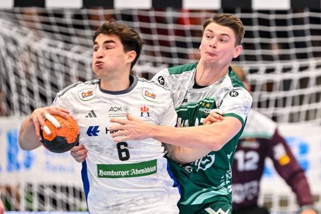 Goeppingen, Deutschland, 13.11.25: Elias Kofler (HSV Hamburg) unf Oskar Sunnefeldt (FRISCH AUF! Goeppingen) im Zweikampf waehrend des Daikin Handball Bundesliga Spiels zwischen FRISCH AUF! Goeppingen vs HSV Hamburg in der EWS Arena am 13. November 2025 in Goeppingen, Deutschland. (Foto von Harry Langer DeFodi Images) Goeppingen, Germany, 13.11.25: Elias Kofler (HSV Hamburg) unf Oskar Sunnefeldt (FRISCH AUF! Goeppingen) battle for the ball during the Daikin Handball Bundesliga match between FRISCH AUF! Goeppingen vs HSV Hamburg at EWS Arena on November 13, 2025 in Goeppingen, Germany. (Photo by Harry Langer DeFodi Images) (Photo by Harry Langer DeFodi Images) Goeppingen, Germany, 13 11 25 Elias Kofler HSV Hamburg and Oskar Sunnefeldt FRISCH AUF Goeppingen in a duel during the Daikin Handball Bundesliga match between FRISCH AUF Goeppingen vs HSV Hamburg at EWS Arena on November 13, 2025 in Goeppingen, Germany Photo by Harry Langer DeFodi Images Goeppingen, Germany, 13 11 25 Elias Kofler HSV Hamburg unf Oskar Sunnefeldt FRISCH AUF Goeppingen battle for the ball during the Daikin Handball Bundesliga match between FRISCH AUF Goeppingen vs HSV Hamburg at EWS Arena on November 13, 2025 in Goeppingen, Germany Photo by Harry Langer DeFodi Images Photo by Harry Langer DeFodi Images