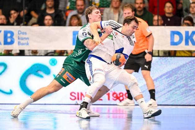 Goeppingen, Deutschland, 13.11.25: Victor Kloeve (FRISCH AUF! Goeppingen) undAndreas Magaard (HSV Hamburg) im Zweikampf waehrend des Daikin Handball Bundesliga Spiels zwischen FRISCH AUF! Goeppingen vs HSV Hamburg in der EWS Arena am 13. November 2025 in Goeppingen, Deutschland. (Foto von Harry Langer DeFodi Images) Goeppingen, Germany, 13.11.25: Victor Kloeve (FRISCH AUF! Goeppingen) undAndreas Magaard (HSV Hamburg) battle for the ball during the Daikin Handball Bundesliga match between FRISCH AUF! Goeppingen vs HSV Hamburg at EWS Arena on November 13, 2025 in Goeppingen, Germany. (Photo by Harry Langer DeFodi Images) (Photo by Harry Langer DeFodi Images) Goeppingen, Germany, 13 11 25 Victor Kloeve FRISCH AUF Goeppingen andAndreas Magaard HSV Hamburg in a duel during the Daikin Handball Bundesliga match between FRISCH AUF Goeppingen vs HSV Hamburg at EWS Arena on November 13, 2025 in Goeppingen, Germany Photo by Harry Langer DeFodi Images Goeppingen, Germany, 13 11 25 Victor Kloeve FRISCH AUF Goeppingen undAndreas Magaard HSV Hamburg battle for the ball during the Daikin Handball Bundesliga match between FRISCH AUF Goeppingen vs HSV Hamburg at EWS Arena on November 13, 2025 in Goeppingen, Germany Photo by Harry Langer DeFodi Images Photo by Harry Langer DeFodi Images