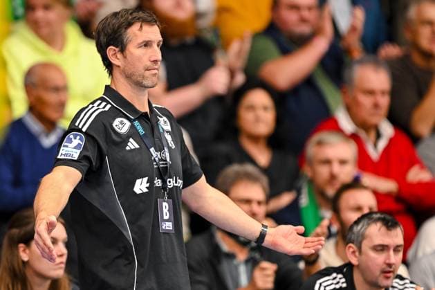 Goeppingen, Deutschland, 13.11.25: Trainer Torsten Jansen (HSV Hamburg) gestikuliert, gestik waehrend des Daikin Handball Bundesliga Spiels zwischen FRISCH AUF! Goeppingen vs HSV Hamburg in der EWS Arena am 13. November 2025 in Goeppingen, Deutschland. (Foto von Harry Langer DeFodi Images) Goeppingen, Germany, 13.11.25: Trainer Torsten Jansen (HSV Hamburg) gestures during the Daikin Handball Bundesliga match between FRISCH AUF! Goeppingen vs HSV Hamburg at EWS Arena on November 13, 2025 in Goeppingen, Germany. (Photo by Harry Langer DeFodi Images) (Photo by Harry Langer DeFodi Images) Goeppingen, Germany, 13 11 25 Coach Torsten Jansen HSV Hamburg gestures during the Daikin Handball Bundesliga match between FRISCH AUF Goeppingen vs HSV Hamburg at EWS Arena on November 13, 2025 in Goeppingen, Germany Photo by Harry Langer DeFodi Images Goeppingen, Germany, 13 11 25 Trainer Torsten Jansen HSV Hamburg gestures during the Daikin Handball Bundesliga match between FRISCH AUF Goeppingen vs HSV Hamburg at EWS Arena on November 13, 2025 in Goeppingen, Germany Photo by Harry Langer DeFodi Images Photo by Harry Langer DeFodi Images