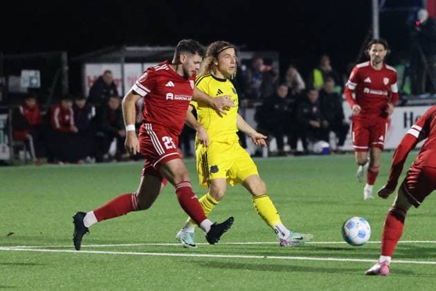 13 11 2025, Soccer, Men, Sparkassen Pokal Saarland, 2 Round, Season 2025 2026, SV Bliesmengen Bolchen 1 FC Saarbrücken, Tim Civeja 1 FC Saarbruecken , Lukas Becker SV Bliesmengen Bolchen Bliesmengen Bolchen Burgwegstadion Saarland Germany EN Copyright: xSebastianxBachx