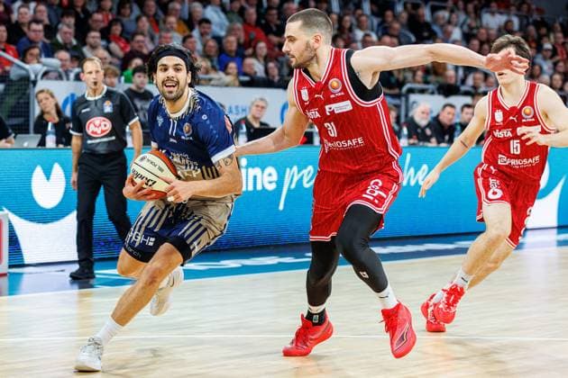 Erol Ersek MLP Academics Heidelberg, 11 , Daniel Keppeler BMA365 Bamberg Baskets, 31 , BMA365 Bamberg Baskets vs MLP Academics Heidelberg, Basketball, BBL Cup, Quarterfinals, 13 11 2025 BMA365 Bamberg Baskets vs MLP Academics Heidelberg, Basketball, BBL Cup, Quarterfinals, 13 11 2025 Bamberg Copyright: xEibner-Pressefoto G.xSantemizx EP_EER