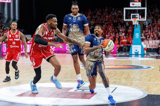 Ejiofor Onu BMA365 Bamberg Baskets, 35 , Osun Osunniyi MLP Academics Heidelberg, 12 , Marcus Weathers MLP Academics Heidelberg, 00 , BMA365 Bamberg Baskets vs MLP Academics Heidelberg, Basketball, BBL Cup, Quarterfinals, 13 11 2025 BMA365 Bamberg Baskets vs MLP Academics Heidelberg, Basketball, BBL Cup, Quarterfinals, 13 11 2025 Bamberg Copyright: xEibner-Pressefoto G.xSantemizx EP_EER