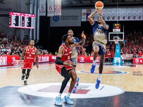 Ejiofor Onu BMA365 Bamberg Baskets, 35 , Marcus Weathers MLP Academics Heidelberg, 00 , BMA365 Bamberg Baskets vs MLP Academics Heidelberg, Basketball, BBL Cup, Quarterfinals, 13 11 2025 BMA365 Bamberg Baskets vs MLP Academics Heidelberg, Basketball, BBL Cup, Quarterfinals, 13 11 2025 Bamberg Copyright: xEibner-Pressefoto G.xSantemizx EP_EER