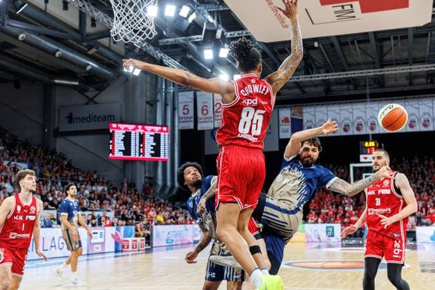 Michael Weathers MLP Academics Heidelberg, 20 , Austin Crowley BMA365 Bamberg Baskets, 85 , Marcel Kessen MLP Academics Heidelberg, 15 , BMA365 Bamberg Baskets vs MLP Academics Heidelberg, Basketball, BBL Cup, Quarterfinals, 13 11 2025 BMA365 Bamberg Baskets vs MLP Academics Heidelberg, Basketball, BBL Cup, Quarterfinals, 13 11 2025 Bamberg Copyright: xEibner-Pressefoto G.xSantemizx EP_EER