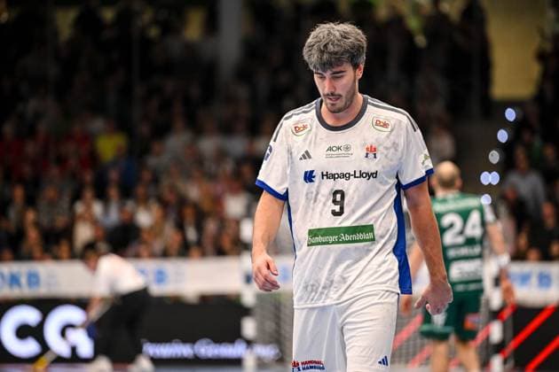 Goeppingen, Deutschland, 13.11.25: Jacob Lassen (HSV Hamburg) enttaeusscht waehrend des Daikin Handball Bundesliga Spiels zwischen FRISCH AUF! Goeppingen vs HSV Hamburg in der EWS Arena am 13. November 2025 in Goeppingen, Deutschland. (Foto von Harry Langer DeFodi Images) Goeppingen, Germany, 13.11.25: Jacob Lassen (HSV Hamburg) looks dejected during the Daikin Handball Bundesliga match between FRISCH AUF! Goeppingen vs HSV Hamburg at EWS Arena on November 13, 2025 in Goeppingen, Germany. (Photo by Harry Langer DeFodi Images) (Photo by Harry Langer DeFodi Images) Goeppingen, Germany, 13 11 25 Jacob Lassen HSV Hamburg looks dejected during the Daikin Handball Bundesliga match between FRISCH AUF Goeppingen vs HSV Hamburg at EWS Arena on November 13, 2025 in Goeppingen, Germany Photo by Harry Langer DeFodi Images Goeppingen, Germany, 13 11 25 Jacob Lassen HSV Hamburg looks dejected during the Daikin Handball Bundesliga match between FRISCH AUF Goeppingen vs HSV Hamburg at EWS Arena on November 13, 2025 in Goeppingen, Germany Photo by Harry Langer DeFodi Images Photo by Harry Langer DeFodi Images